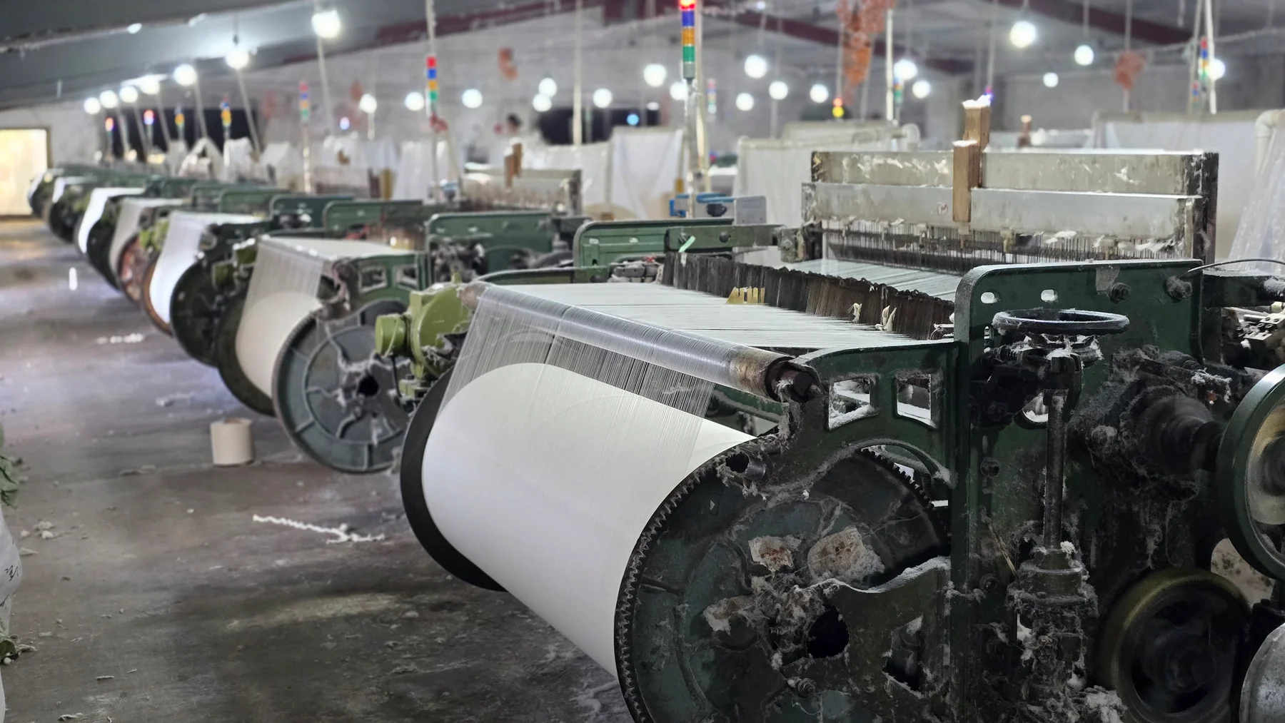 MG728 Medical Gauze Airjet Loom · Gauze weaving on the loom