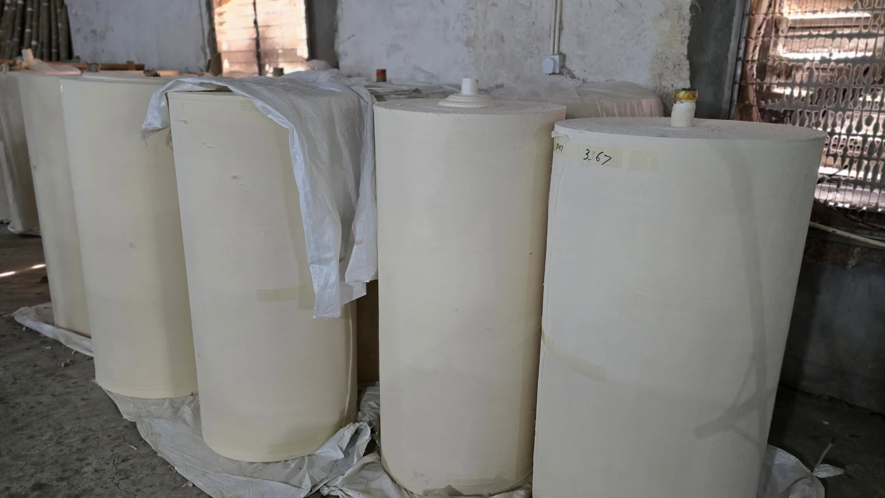 MG728 Medical Gauze Airjet Loom · Woven gauze roll storage