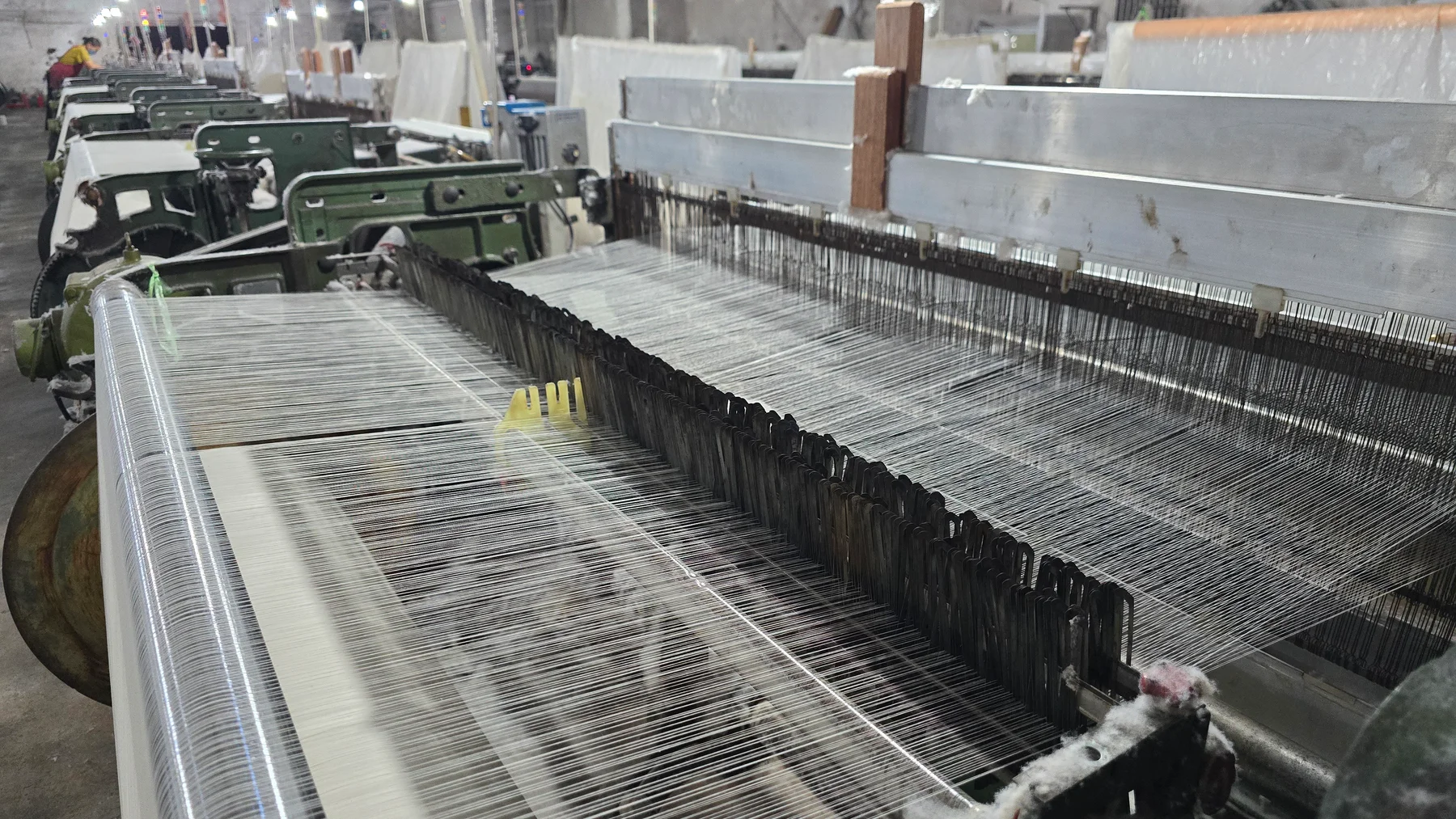 MG728 Medical Gauze Airjet Loom · Warp yarns and heald frames