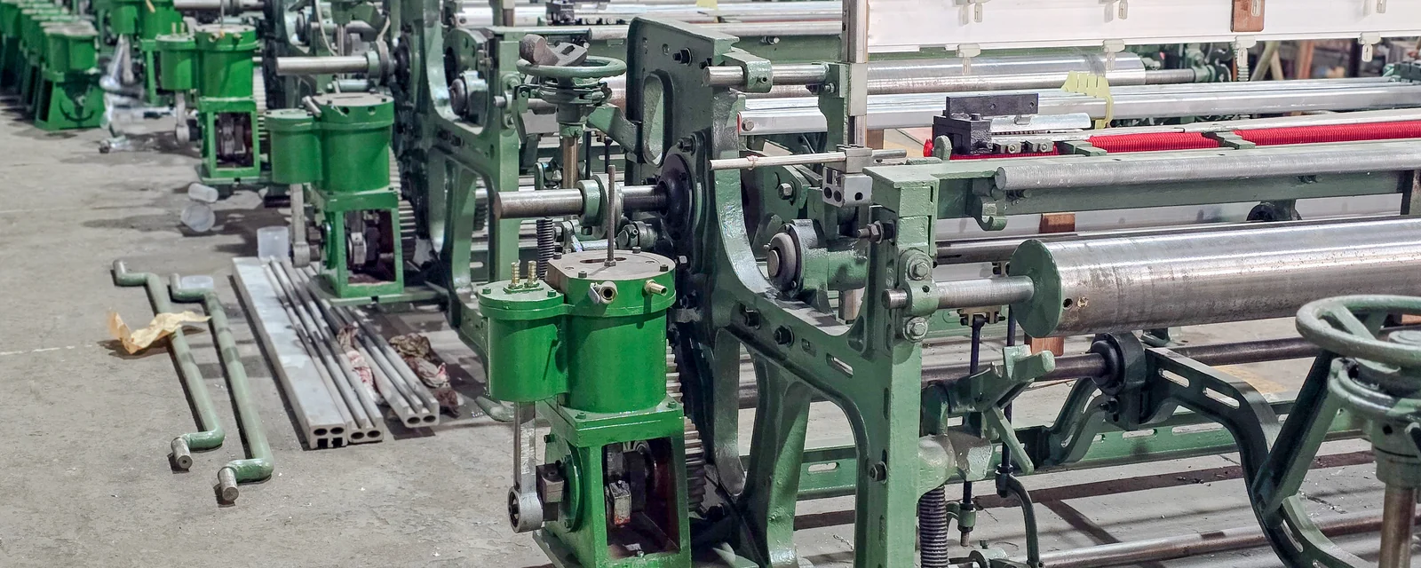 MG728 Medical Gauze Airjet Loom · Looms under assembly
